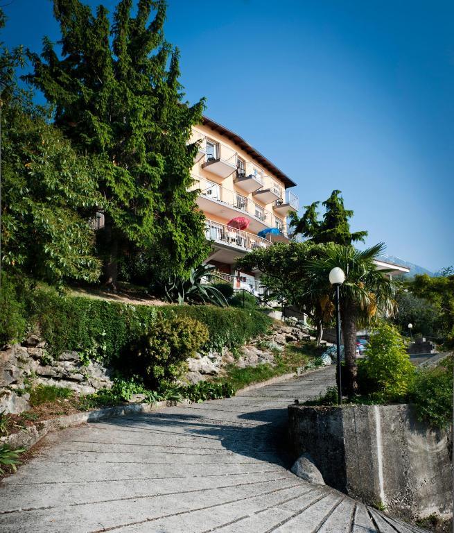 Hotel Casa Marinella Мальчезине Экстерьер фото